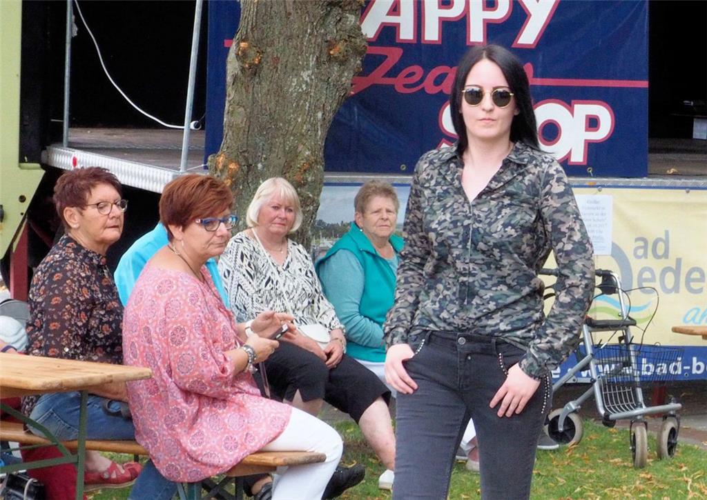 Diese junge Frau hat und macht eine gute Figur bei der Modenschau. Foto: Stehn
