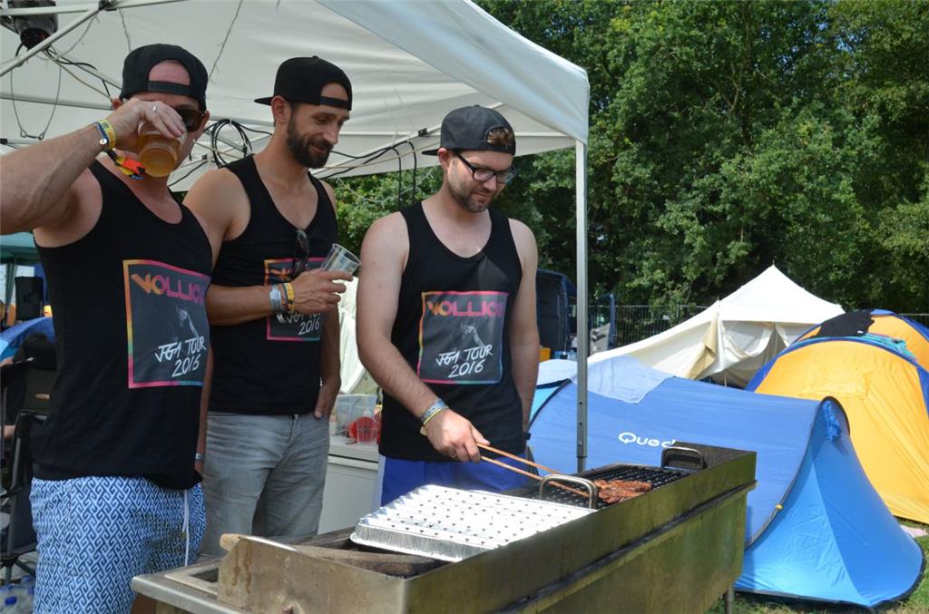 Diese Jungs aus Würzburg feiern beim Deichbrand einen Junggesellenabschied. 