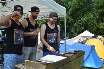 Diese Jungs aus Würzburg feiern beim Deichbrand einen Junggesellenabschied. 