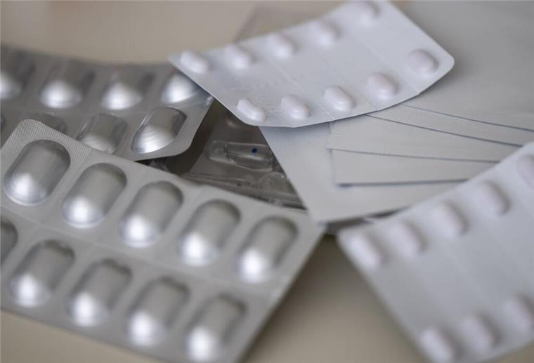 Kaffee und Medikamente: Diese Kombinationen sind riskant Die Schmerzmittel Fentanyl, Tilidin und Oxycodon verschiedener Hersteller in Form von Tabletten und Pflastern liegen in einer Apotheke auf dem Tisch.