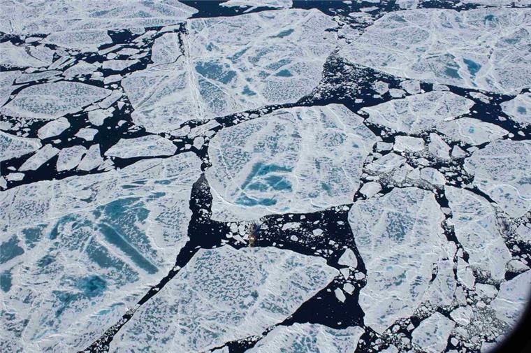Arktisches Meereis erreicht Rekordtief – Geringste Winter-Eisdecke seit 1979 Diese Luftaufnahme der ‚Polarstern‘, dem Forschungsschiff des Alfred-Wegener-Instituts, gewährt einen Blick auf den Gakkelrücken, ein riesiges Rückensystem im Arktischen Ozean.