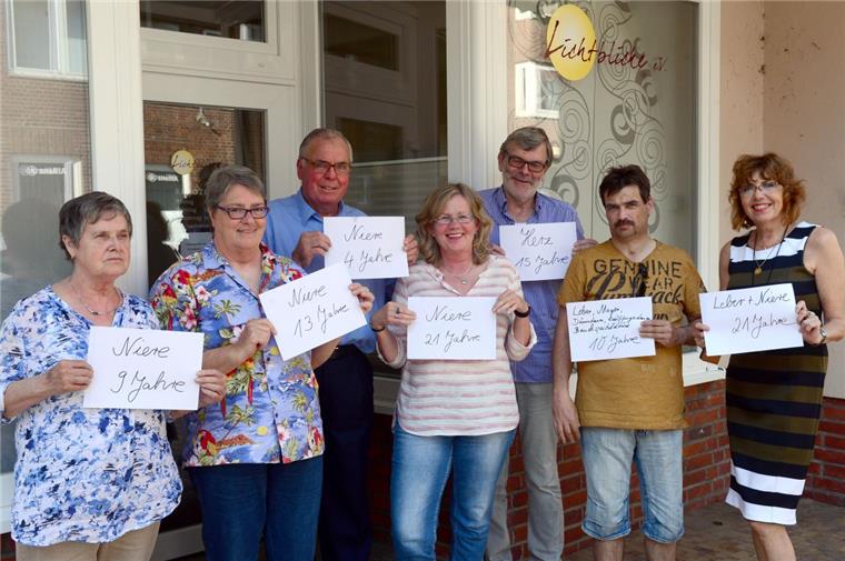 Warum Organspenden so wichtig sind Diese Menschen bringen es zusammen auf 93 geschenkte Lebensjahre (von links): Heidemarie Raap, Karin Albertz, Eckard Segebrecht, Brigitte Richter, Otfried Schulte-Loh, Rüdiger Stark und Claudia Marhenke-Maybaum haben Organe von anderen Menschen erhalten. Sie alle engagieren sich im Verein Lichtblicke.