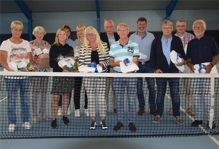 Claus Albers rettet Tennisklub Nordenham mit Hallenkauf Diese Mitglieder sind während der Hauptversammlung des TK Nordenham für 50- beziehungsweise 25-jährige Vereinszugehörigkeit geehrt worden.