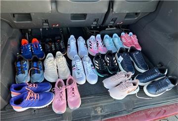 Diese neuwertigen Sportschuhe im Kofferraum wurden von der Polizei beschlagnahmt.