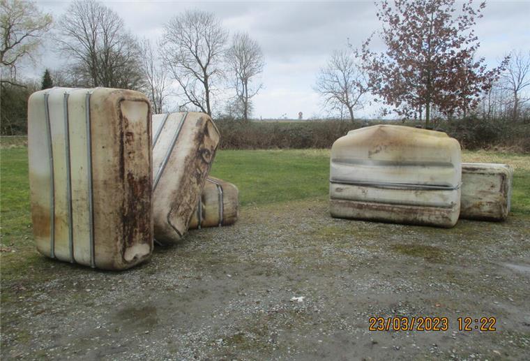 Öltanks in Bremerhavener Naturschutzgebiet Luneplate „entsorgt“ Große Öltanks liegen im Bremerhavener Naturschutzgebiet Luneplate.