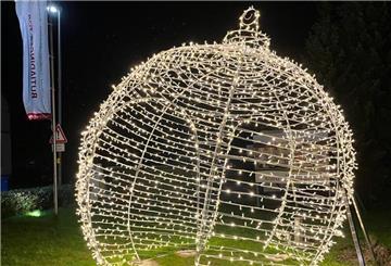 Diese prächtige überdimensionale Weihnachtskugel lädt auch dieses Jahr zum Besuch des Abbehauser Weihnachtsdorfs ein.