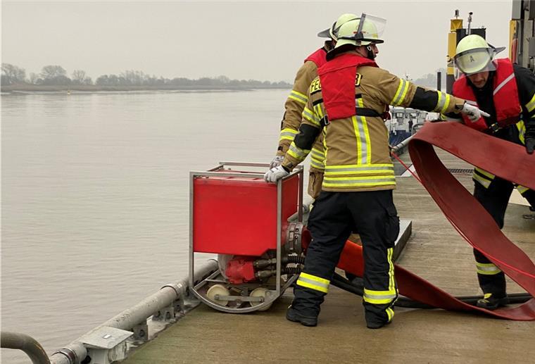 Brake: Mobiles System sorgt für ausreichend Löschwasser Diese Pumpe macht es möglich, dass auch bei Ebbe Wasser aus der Weser gepumpt und damit eine große Steghöhe überwunden werden kann. Sie wird mit einem Schwimmer ausgesetzt und hat einen langen großvolumigen Schlauch.