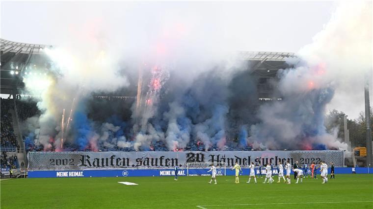 Hertha unterstützt Karlsruher Fanprojekt-Mitarbeiter Diese Pyro-Aktion von Fans des Karlsruher SC im November 2022 hat auch ein juristisches Nachspiel.