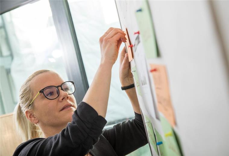 Eine Frau arbeitet als Werksstudentin.