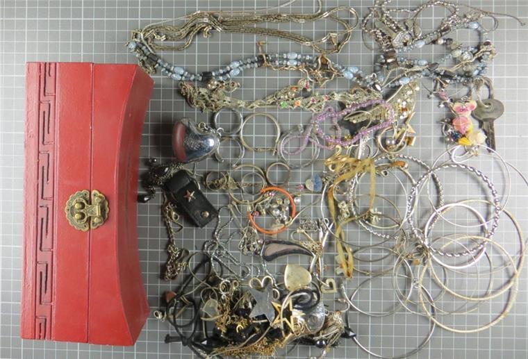 Polizei Zeven rätselt: Diebesgut oder entsorgter Müll? Diese Schatulle mit Modeschmuck wurde bei der Polizei in Zeven abgegeben.