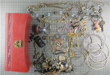 Diese Schatulle mit Modeschmuck wurde bei der Polizei in Zeven abgegeben. 