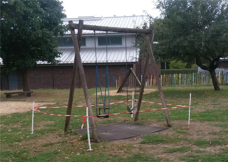 Diese Schaukeln können die Kinder der Kita Pusteblume erst einmal nicht benutzen. Weitere Spielgeräte wurden ebenfalls abgesperrt.