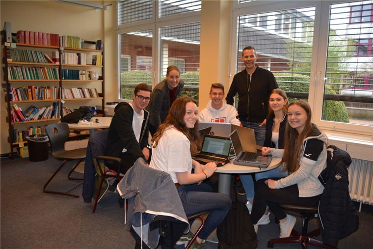 Zeven: Kivinan-Berufsschüler erleben Wirtschaft hautnah Diese Schüler des Fachbereichs „Wirtschaft“ arbeiten in der Mediathek zusammen mit der Fricke Holding GmbH. Geleitet wird das Projekt von den Lehrern Saskia Kotsch und Mirko Friedrich (stehend von links).