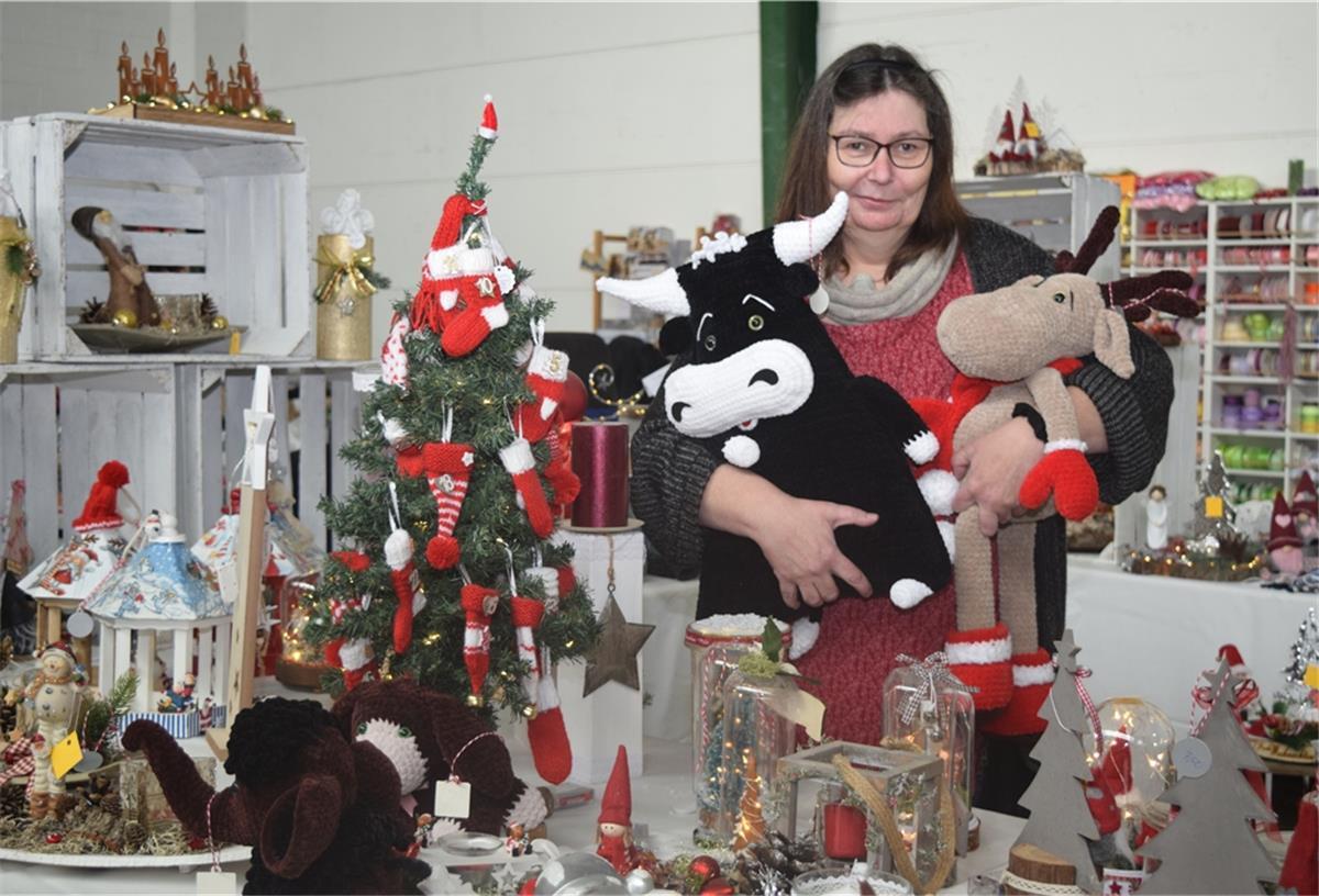 Erlös des Wintermarkts in Bremerhaven kommt Haustieren zugute Diese selbst gestrickten Tiere sind für Corinna Mosebach Glücksbringer und können beim Wintermarkt erstanden werden.