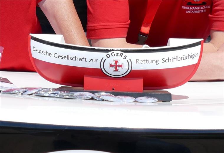 Diese Spendendosen der Seenotretter sind im Schaufenster Fischereihafen in Bremerhaven gestohlen worden.