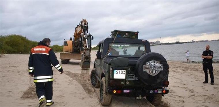 Stade: Mann (53) versenkt Geländewagen nach Spritztour in der Elbe Diese Spritztour am Elbstrand bei Stade wird für einen 55-Jährigen teuer.