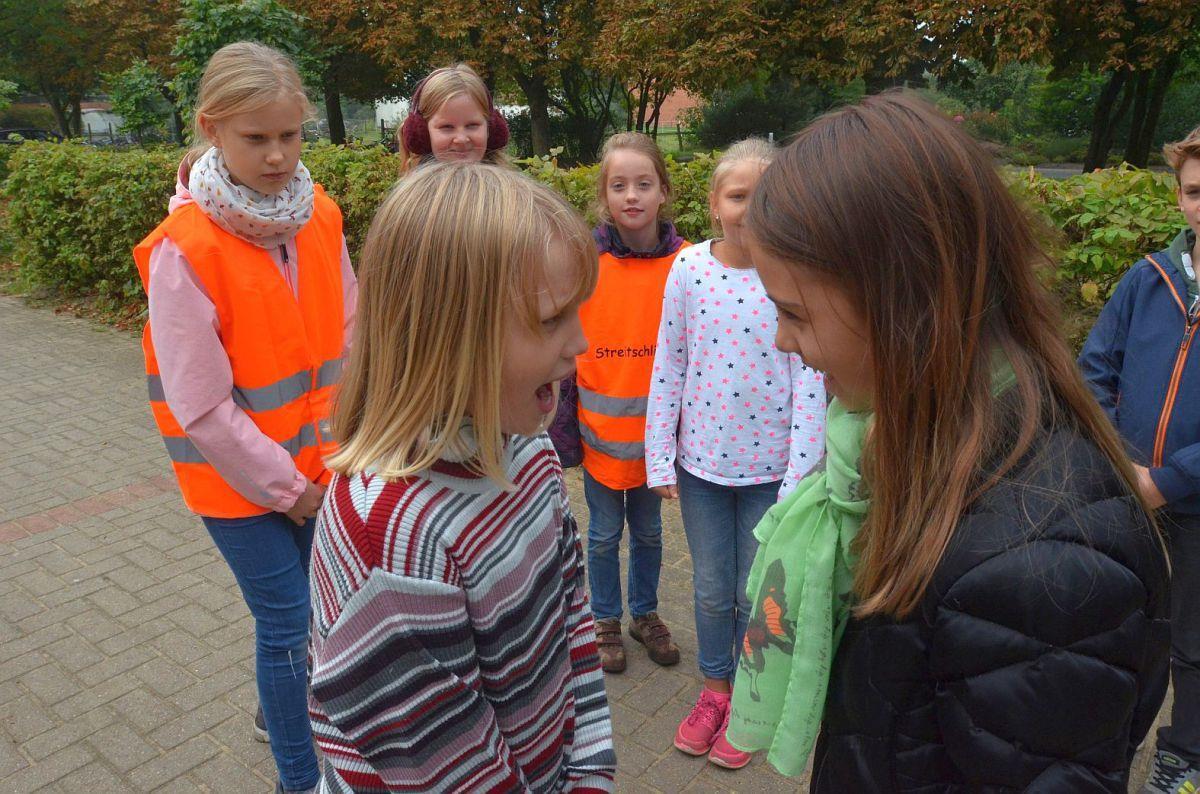 Diese Szene ist nur gestellt. Aber wenn sich auf dem Pausenhof der Tarmstedter Grundschule Kinder zanken, dann kommen die Streitschlichter zum Einsatz. Neun Mädchen und ein Junge haben sich von Sozialarbeiterin Angela Heberling freiwillig ausbilden lassen. 