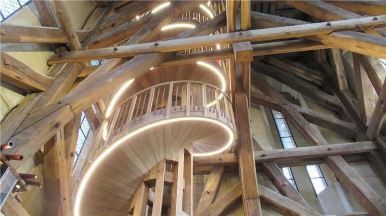 Diese Treppe wurde nach dem Brand in der Kirche Notre-Dame neu gebaut. 