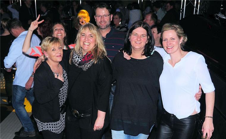 Diese Truppe aus Axstedt hatte auch viel Spaß bei der "Night-Fever-Party"
der Nordsee-Zeitung im Hagener Pam Pam. 