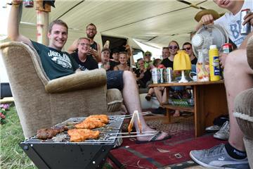 Diese Truppe hat gleich erst mal den Grill angeschmissen.
