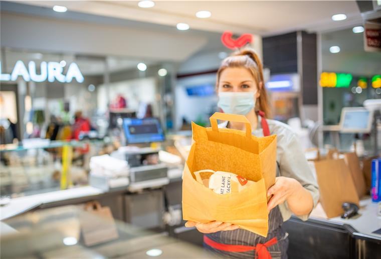 Wir haben getestet: Wie ist die App zum Retten von Lebensmitteln? Diese Tüte mit einem Fischbrötchen und einer Box "Fish and Chips" bekamen wir bei Nordsee Bremerhaven bei unserem Test der Lebensmittelrettungs-App To Good To Go. Preis: 2,90 Euro - statt rund neun Euro. Qualität: absolut okay.