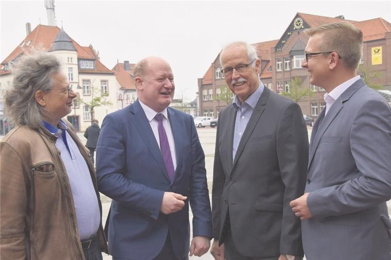 Minister in Nordenham: Land gibt kein Geld für Straßensanierung Diese vier Christdemokraten diskutierten jetzt knapp eineinhalb Stunden miteinander. Hauptthema war dabei die umstrittene Straßenausbaubeitragssatzung. Das Bild zeigt (von links) Tilman Kaethner (Ratsmitglied), Finanzminister Reinhold Hilbers, Horst Wreden (Ratsmitglied) und Stephan Siefken (stellvertretender Vorsitzender des CDU-Kreisverbandes Wesermarsch).