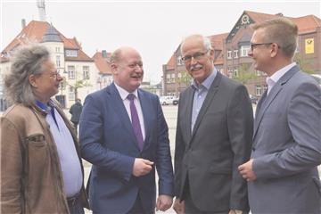 Diese vier Christdemokraten diskutierten jetzt knapp eineinhalb Stunden miteinander. Hauptthema war dabei die umstrittene Straßenausbaubeitragssatzung. Das Bild zeigt (von links) Tilman Kaethner (Ratsmitglied), Finanzminister Reinhold Hilbers, Horst Wreden (Ratsmitglied) und Stephan Siefken (stellvertretender Vorsitzender des CDU-Kreisverbandes Wesermarsch).