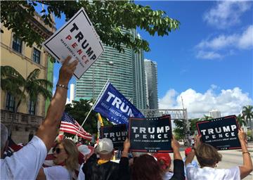 Diese Wähler in Miami (Florida) zeigen klar, für wen sie bei der Wahl stimmen werden. Traditionell ist Florida aber ein "Swing State" - hier sind die Wähler also unentschieden.