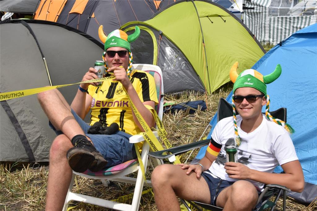 Diese Wikinger motivieren die Hurricane-Fans zum Limbo.