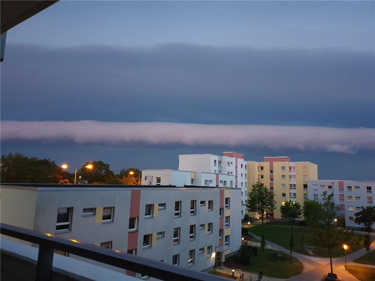 Unheimlich: Große Wolkenwand schiebt sich über Bremerhaven und umzu Diese Wolkenwand schiebt sich am Donnerstagmorgen über Bremerhaven und umzu.