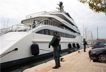 Diese Yacht wurde in Spanien beschlagnahmt. Auch die Niederlande haben die Schiffe an die Kette gelegt.