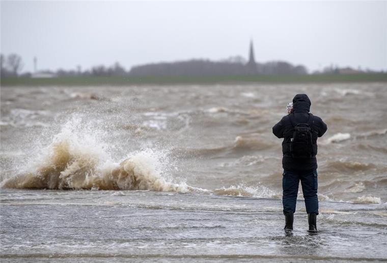 Bremen erhält 150 Millionen Euro zusätzlich für den Küstenschutz Mann steht an der Nordseeküste
