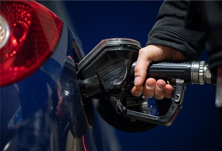 Ein Kunde einer freien Tankstelle füllt sein Auto mit Diesel-Kraftstoff.