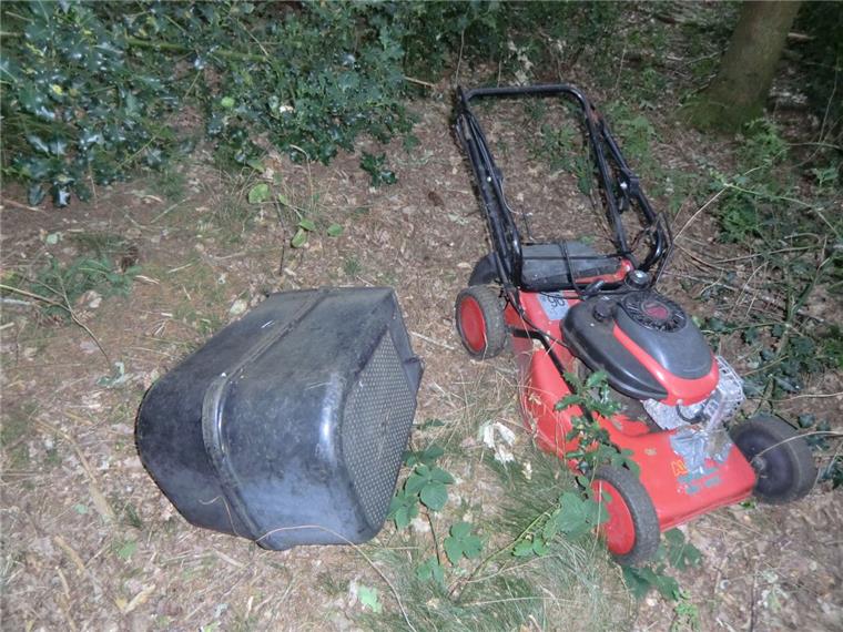 Diesen ausrangierten und illegal entsorgten Rasenmäher mit Fangkorb entdeckte ein Jäger aus Selsingen im Wald.