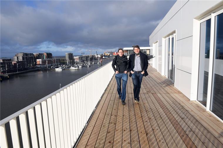 Diesen Blick von der Dachterrasse des „Liberty“-Hotels können bald auch die Gäste der „New York Bar“ genießen. Architekt und Auswandererhaus-Betreiber Andreas Heller und die Hamburger Innenarchitektin Julia Beck (Foto) haben sie im klassischen Stil amerikanischer Hotel-Lounges ausgestattet. Im Sommer werden Tische und Stühle nach draußen gestellt.
