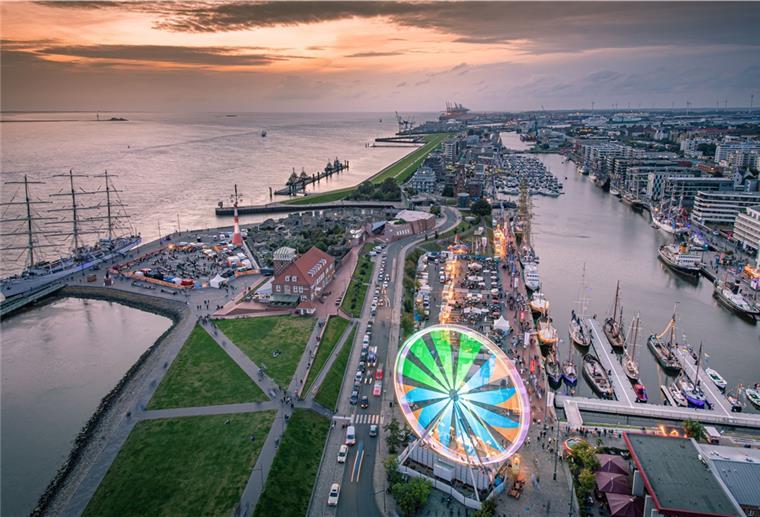 Sail-City-Aussichtsplattform ist geschlossen Maritime Tage in Bremerhaven 2021. Blick auf des Festgelände am Neuen Hafen