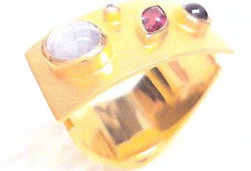 Diesen goldenen Ring mit Edelsteinen besetzt hat ein unbekanntes Pärchen am Mittwoch aus einer Goldschmiedestätte gestohlen.