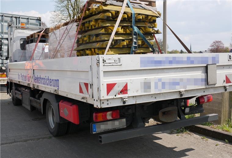Sittensen: Mann transportiert Gefahrgut auf überladenem Lkw Das Foto zeigt den überladenen Lastwagen.