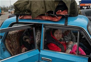 Geflüchtete aus Mariupol und nahegelegenen Städten kommen in einem Flüchtlingszentrum in Saporischschja an.