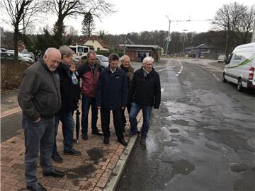 Diesen unzumutbaren Straßenzustand nehmen sie nicht mehr hin (von links): Claus-Dieter Raschen, Holger Welt, Jasmin Medinat, Raimund Weiß, Peter Skusa, Rolf Wilhelm und Manfred Rommel.