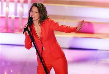 Ella Endlich singt am Mikrofon.