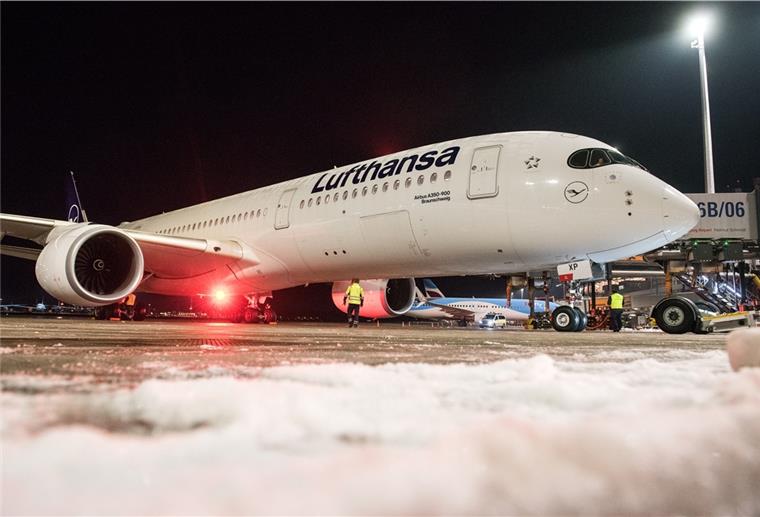 Kurs Falklandinseln: AWI-Forscher mit Lufthansa abgehoben Ein Lufthansa-Flugzeug vom Typ Airbus A350-900 steht am Abend auf dem Hamburger Flughafen. Die Maschine ist zum längsten Nonstop-Passagierflug in der Unternehmensgeschichte der Lufthansa gestartet, Ziel ist die 13 700 Kilometer entfernte Militärbasis Mount Pleasant auf den Falklandinseln.