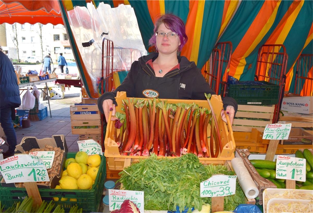 Bremerhaven: Frühling macht Lust auf Frisches vom Wochenmarkt Dieser Anblick kann Freunden von Rhabarber Appetit machen: Sarah Gietsch präsentiert das junge Gemüse.