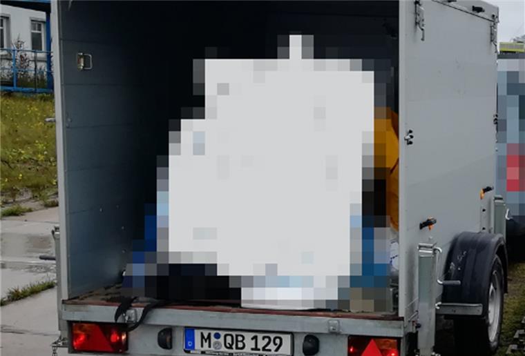 Bremerhaven: Unbekannte räumen Halle am Luneort aus Anhänger