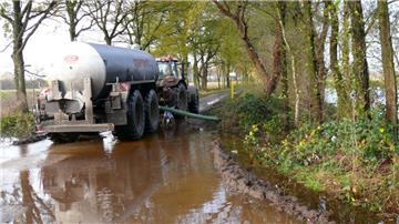 Dieser Archivfoto zeigt, wie der Abwasserstreit zwischen 2013 und 2016 darin gipfelte, dass Appelner Oberflächenwasser per Tankwagen abgepumpt und in die Beverstedter Kläranlage gefahren werden musste.