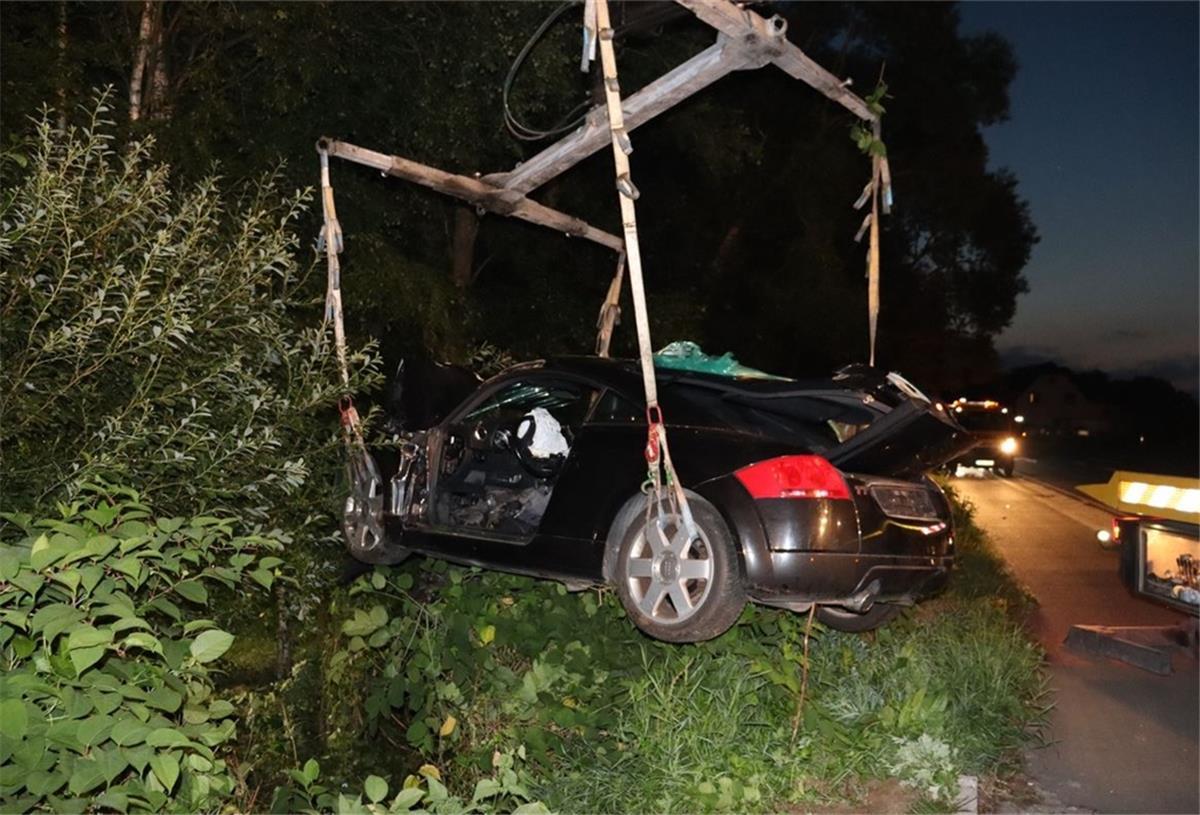 Dieser Audi landete in einer Böschung.