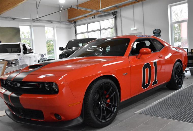 roter DODGE Challenger