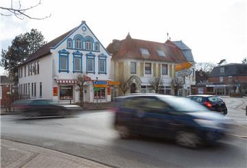 Mehrere Autos fahren durch einen Kurvenbereich in Dorum.