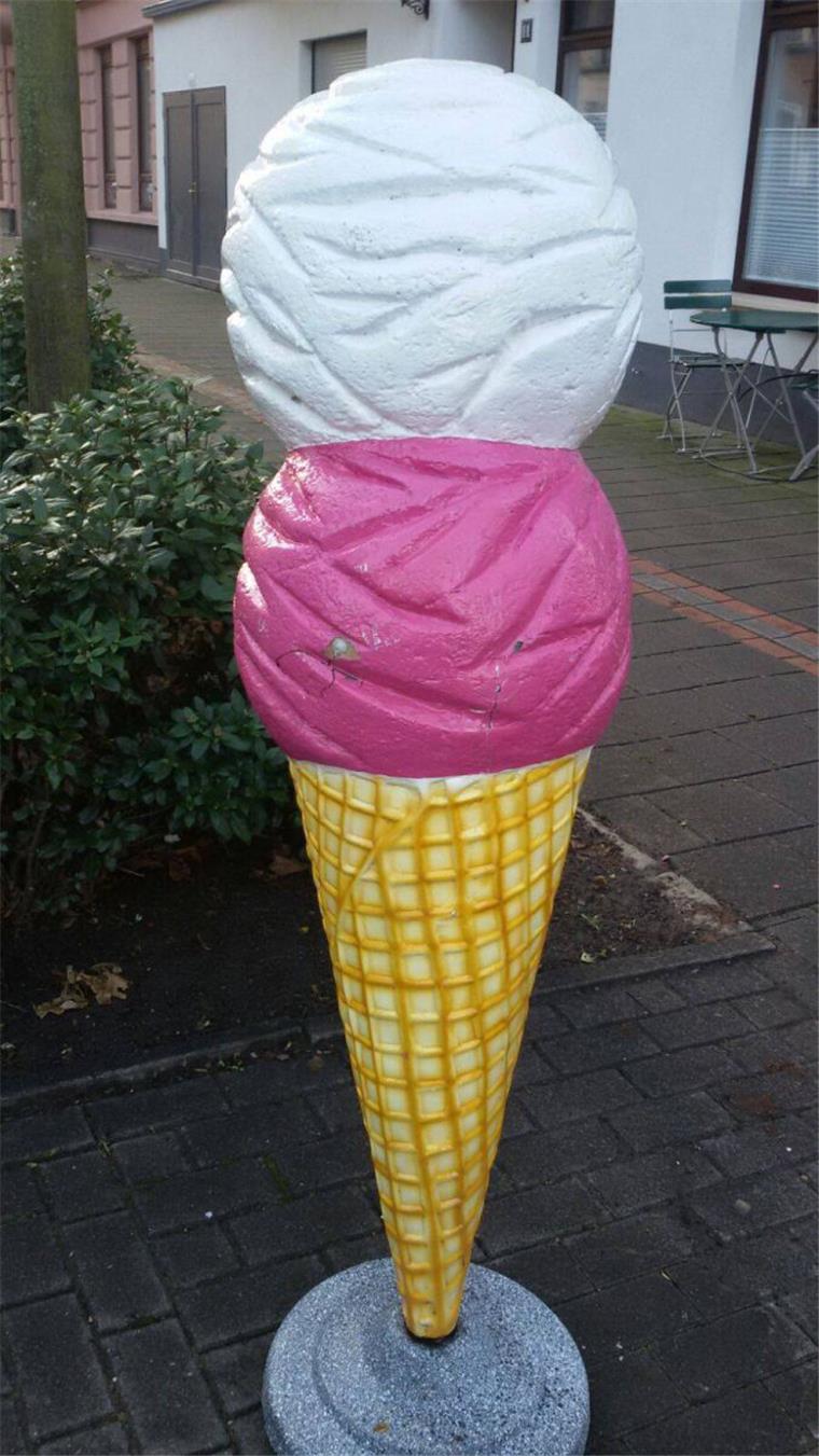 Dieser Eiswaffel-Werbeaufsteller ist vor einer Eisdiele in der Goethestraße geklaut worden.