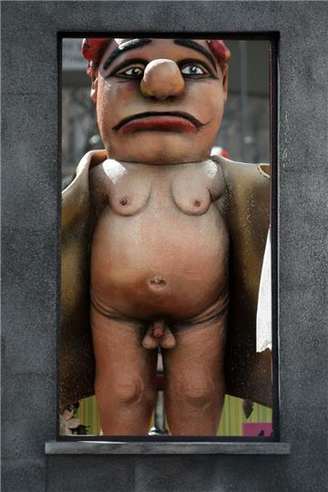 Dieser "Exhibitionist" nimmt am Mainzer Rosenmontagsumzug im Jahr 2011 teil.